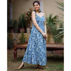 Robe en coton bleu à imprimé floral, col en V, en mousseline respirante, coupe trapèze avec taille naturelle, taille XS - Product Image 1