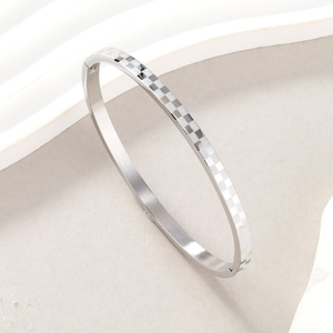 Bracelet jonc élégant en acier inoxydable pour femme, design durable et magnifique - Product Image 3