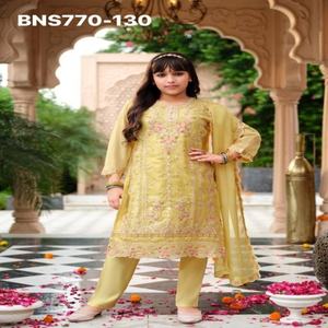 Collection de vêtements de fête aux couleurs éclatantes, dernière collection, organza avec broderies, ensemble salwar-kameez et dupatta pour enfants, fournisseur mondial. - Product Image 1