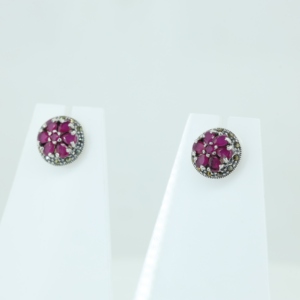 Pendientes de Plata de Ley 925 con Rubí para Mujer, Engaste de Garra Certificado, Baño de Oro con Diseño Floral para Bodas - Product Image 2