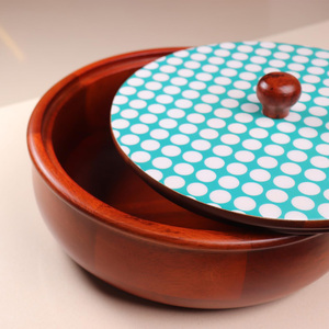 Pot en bois émaillé à la main avec un design artisanal durable et résistant à la chaleur, idéal pour servir des repas chauds, une cuisine parfaite pour les repas. - Product Image 4