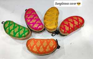 Étui à lunettes en soie brodée artisanale traditionnelle du Rajasthan, idéal pour les cadeaux festifs et les faveurs de mariage, pochette à lunettes de qualité supérieure - Product Image 2