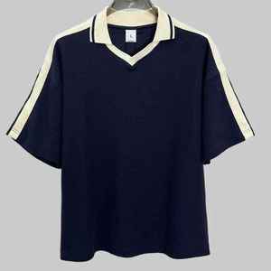 เสื้อโปโลถักสีกรมท่าสำหรับผู้ชาย แขนสั้น ดีไซน์คอวี ทรงปกติ สีตัดต่อ สไตล์ลำลอง - Product Image 5