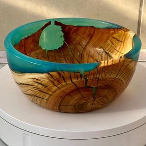 Bol en verre artisanal vénitien avec émail bleu-vert et bordure dorée, plat de service décoratif pour la présentation des aliments, idéal pour offrir en cadeau. - Product Image 2