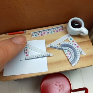 Ensemble de papeterie miniature en plastique à l'échelle 1:12 avec règle ensemble rapporteur carré-jouet de meubles pour la décoration de maison de poupée - Product Image 4