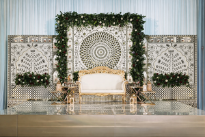 Decoración de Boda Asiática Estilo Pakistaní para el Día de Walima, Montaje de Escenario Moderno y Ligero, Marcos de Espejo, Fondo de Espejo Blanco Personalizable - Product Image 2
