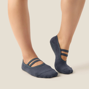 Chaussettes de yoga et de Pilates antidérapantes pour femmes, style ballet couleur matcha, en coton, à deux sangles, personnalisables, vente en gros OEM - Product Image 3