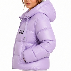 Blouson matelassé personnalisé pour femme avec capuche, manteau d'hiver entièrement zippé, couleur unie, logo sur le devant, rembourrage en polyester épais, vêtement d'extérieur - Product Image 3