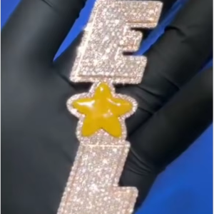 Oferta Especial: Colgante Personalizado con Letra en 3D, Diseño Personalizado, Plata S925 con Baño de Oro de 18K, Moissanita VVS Certificada por GRA - Product Image 1