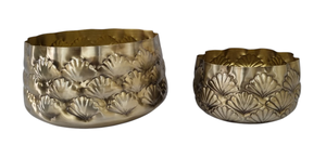 Macetas y jardineras metálicas galvanizadas de Linea Exports Inc, decoradas con motivos florales, para decoración del hogar y jardín. - Product Image 3