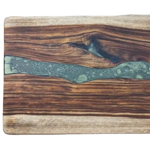 Planche à découper de luxe en bois d'olivier et résine époxy faite à la main taille personnalisée, bloc de cuisine coloré - Product Image 1