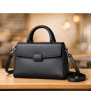 Basé sur des articles similaires, il s'agit d'un sac banane ou sac ceinture en cuir noir, souvent stylisé comme un sac en cuir décontracté unisexe. - Product Image 2