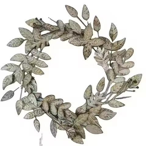 Couronne en métal rustique faite à la main avec des détails botaniques décoratifs pour la décoration de la véranda, du jardin, de la porte et de la porte d'entrée - Product Image 5