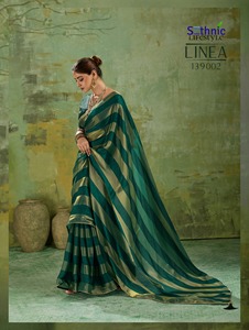 Hermosa Blusa Saree de Seda Estilo Bollywood con Detalles Metálicos Dorados, Ribete de Encaje Dorado y Satén Makhmal - Product Image 1