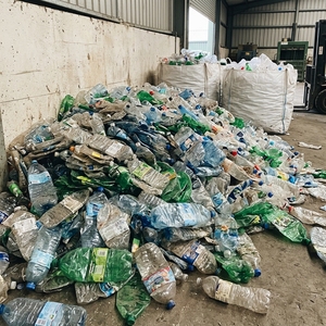 Reciclaje de plástico transparente de primera calidad: Stock de virutas de botellas PET empaquetadas para compradores de importación a granel con preparación del material - Product Image 6