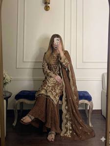 ชุดเดรส Anarkali สีน้ำตาลปักลายสไตล์ปากีสถาน ชุดเลเฮนกาแขนยาว พร้อมผ้าคลุมไหล่ สำหรับงานปาร์ตี้และงานแต่งงาน - Product Image 2