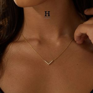 Bijoux en diamant de mode en gros, collier pendentif moderne en forme de V - Product Image 1