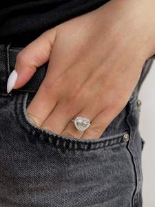 Anillo clásico de halo con diamante de moissanita chapado en oro, corte corazón, banda de eternidad fina de plata 925 original, regalo de boda para novias - Product Image 5