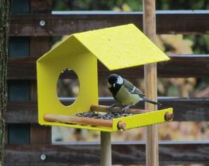 บ้านนกเหล็กสไตล์ชนบทสำหรับนกขนาดเล็ก ของตกแต่งสวน กล่องรังนกโลหะแบบแขวน ที่ให้อาหารนกกลางแจ้ง ของตกแต่ง - Product Image 2