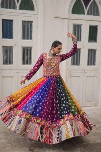 ชุดเลเฮนกาโชลีลายพิมพ์เทเนซี จอร์เจตต์ ตกแต่งด้วยงานกัมธีสวยงาม เหมาะสำหรับงานนวราตรี สไตล์งานปาร์ตี้ สำหรับฤดูหนาว ความยาวระดับข้อเท้า แห้งเร็ว ยืดหยุ่นได้ - Product Image 2