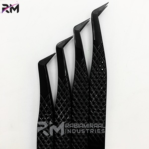 Pince à épiler professionnelle RMI pour cils, marque privée, en acier inoxydable noir, avec pointe en fibre et étiquette personnalisée, prise en main parfaite, longueur 10 mm - Product Image 5