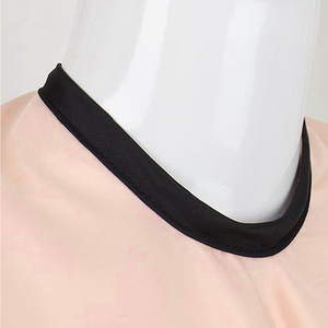 Cape de coiffure professionnelle rose avec bordure noire en polyester, résistante à l'eau, pour barbier, salon de coiffure, coupe de cheveux, coloration et coiffage. - Product Image 5