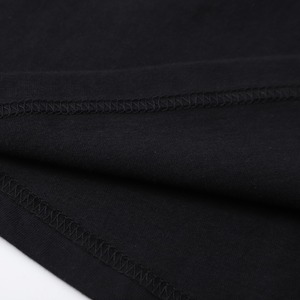 Maqueta de Camiseta Negra Lisa con Cuello Redondo y Modelo Masculino Joven y Atractivo - Product Image 6