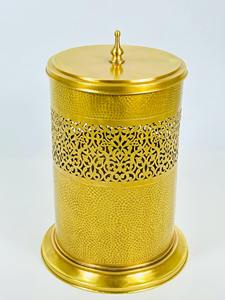 Cubo de Basura de Diseño de Lujo en Dorado con Trabajos de Grabado, Elegante Contenedor de Basura Ideal para Decoración Festiva, Ocasiones Especiales y Regalos - Product Image 5