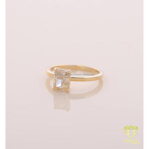 Bague de fiançailles solitaire en moissanite taille princesse en or jaune, minimaliste, pour femme - Product Image 1