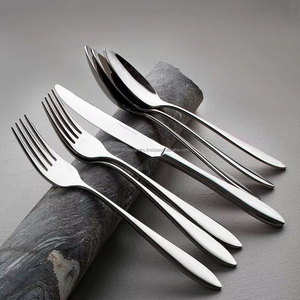 Ensemble de couverts en métal poli miroir de qualité supérieure pour une cuisine raffinée qui élève la présentation et ajoute de l'élégance à chaque table - Product Image 1