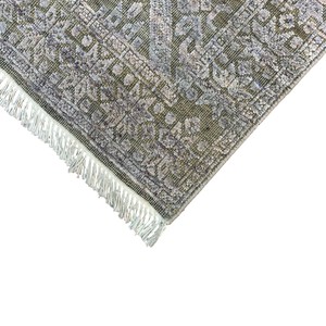 Alfombra Moderna con Diseño Geométrico de Diamantes, Color Verde Salvia y Gris Pizarra, con Acabado Desgastado y Brillo de Seda, de Pelo Corto y con Flecos - Product Image 5