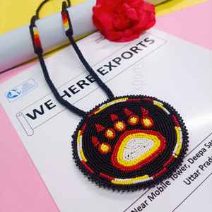 Collier pendentif patte d'ours perlé fait main avec perles noires, rouges, jaunes et blanches et cordon long pour un style artistique traditionnel - Product Image 1