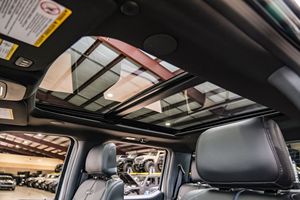 Prêt à être expédié – Ford F-250 Super Duty Platinum 2025, toutes options, titre propre, occasion - Product Image 4