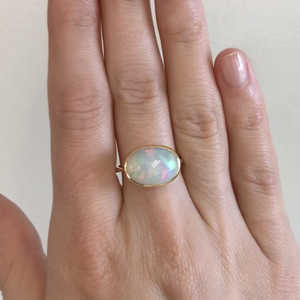 Bague élégante vintage ovale en opale blanche, plaquée or, sertie clos, réglable, faite à la main, certifiée IGI, bijoux pour femme - Product Image 4