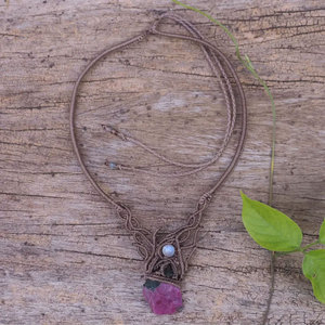 Pendentif artisanal en macramé marron avec pierre de zoïsite rubis et pierre de lune, collier bohème en pierres brutes, cordon réglable, bijoux de guérison - Product Image 4