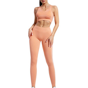 Ensemble de yoga respirant et extensible pour femmes, idéal pour la gym et les entraînements - Product Image 1