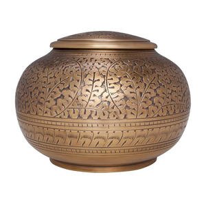 Urne funéraire classique en laiton faite à la main avec motif en relief, urne commémorative funéraire - Product Image 3