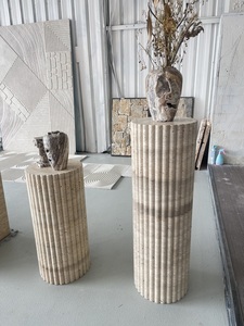 <span class=keywords><strong>Table</strong></span> d'appoint ronde en travertin rouge naturel au design nordique moderne et <span class=keywords><strong>table</strong></span> basse en pierre cannelée en travertin beige à vendre - Product Image 2