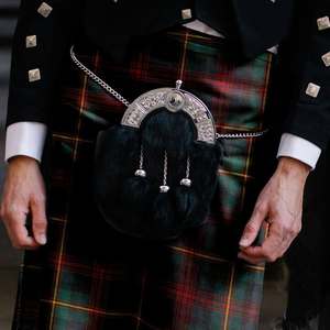 Boucle de ceinture en métal ornée pour kilt écossais Eoin Winston Sports, motif tartan, accessoire formel rouge et vert à carreaux - Product Image 2