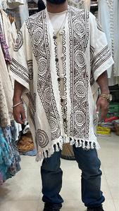 Poncho Kaftan Homme Blanc Cassé avec Imprimé Tribal Marron, Col en V, Cordon de Serrage à Pompons, Haut Ethnique Décontracté – Vente en Gros - Product Image 2