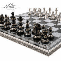 Jeu d'échecs de luxe en laiton avec plateau en métal noir et argenté gravé, style antique, collection de jeu de stratégie royale