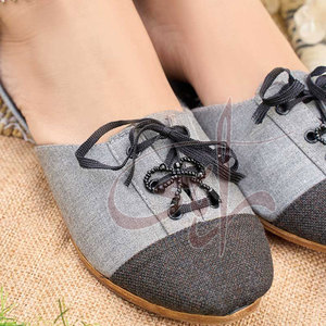 Chaussures en cuir véritable gris-noir à lacets, bout fermé, légères et durables, rehaussant votre style grâce à des détails contrastants sur le bout. - Product Image 4