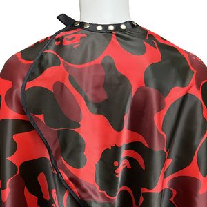 Cape de coiffure professionnelle imperméable, cape de barbier personnalisée en polyester avec fermeture à bouton-pression - Product Image 4