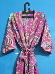 Bata de algodón clásica para mujer con estampado floral rosa, manga larga, hasta la rodilla, suave y cómoda, estampada a mano, de artesanos de Jaipur. - Product Image 3