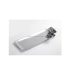 Elegante bandeja de chocolate de metal pulido para servir postres de lujo durante banquetes de alto perfil o reuniones formales - Product Image 1