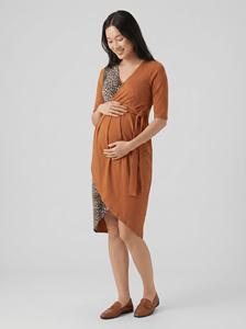 Robe de maternité et d'allaitement Bmama marron léopard avec boutons dissimulés, accès facile à l'allaitement, col en V profond, robe midi côtelée – Vente en gros - Product Image 4