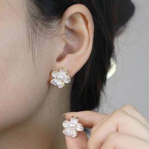 Boucles d'oreilles en dentelle émaillée vintage française avec perles d'eau douce, fleurs populaires et bijoux Mantou plats, nouveau design chic - Product Image 4