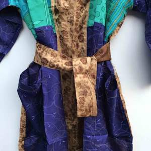 Kimono de Sari Reciclado con Parches Florales, Cuello en V, Cordón Ajustable, Bata de Maternidad, Ropa de Dormir Térmica para Otoño - Product Image 4