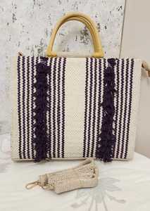 Sac fourre-tout en jacquard tissé à la main avec franges en pompon violet foncé et poignées en bois - Product Image 3