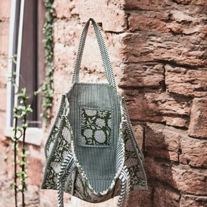 Sac fourre-tout en toile vert floral matelassé et fait main avec poignées rayées, ouverture supérieure, idéal pour le shopping et les activités de plein air - Product Image 2